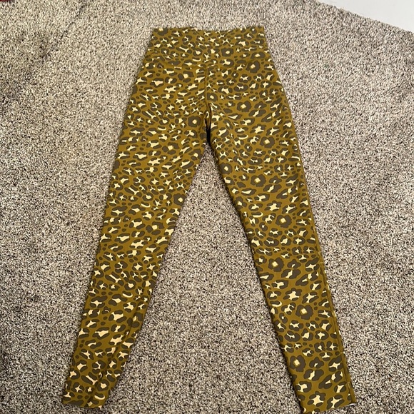 Off line leopard print leggings size medium - Picture 7 of 8